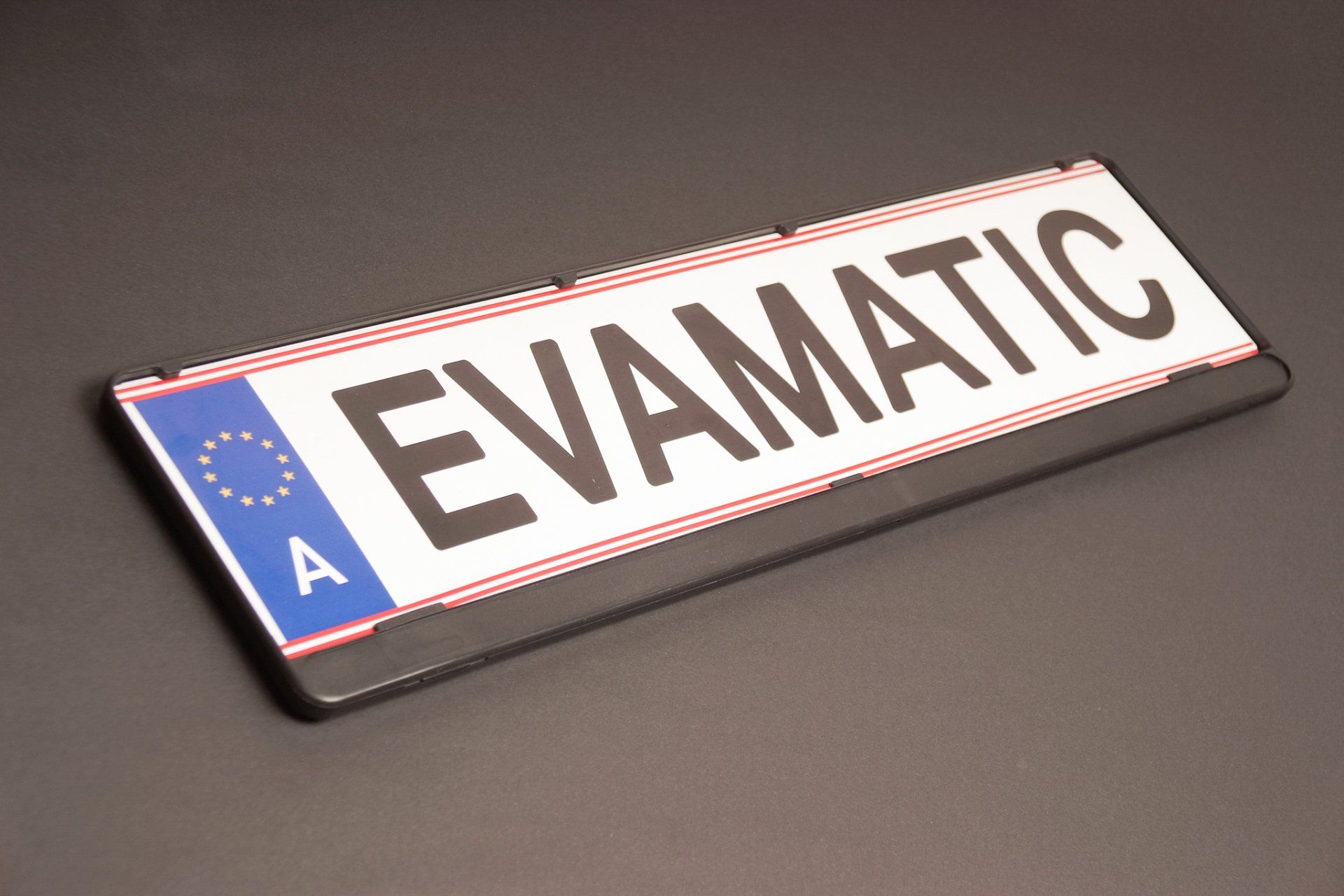 Ein Nummernschild mit der Aufschrift „evamatic“.