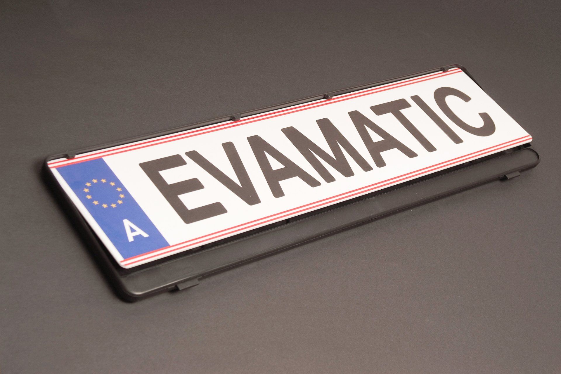 Ein Nummernschild mit der Aufschrift „evamatic“.