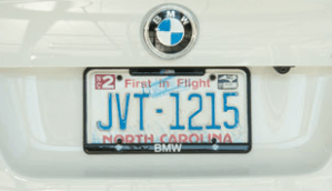 Ein weißer BMW mit einem Nummernschild aus North Carolina