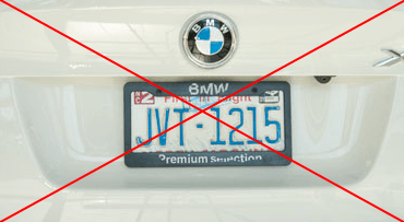 Ein weißer BMW mit einem Nummernschild mit der Aufschrift JWT 1215