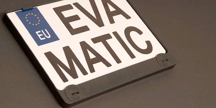 Eine Nahaufnahme eines Nummernschilds mit der Aufschrift „Eva Matic“