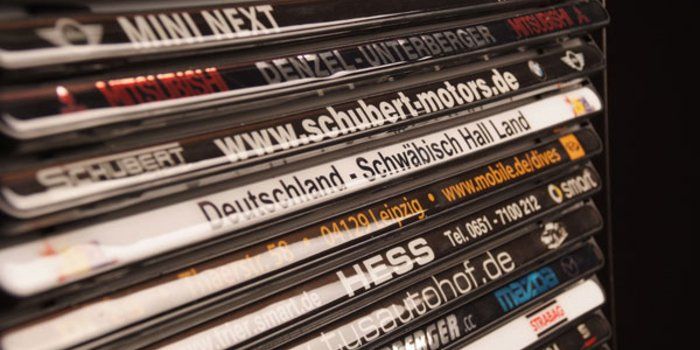 Ein Stapel CDs mit der Aufschrift „Mini Next“ darauf