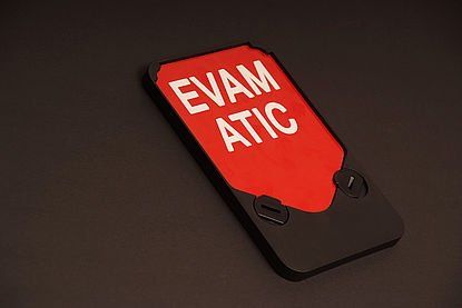 Ein Mobiltelefon mit einem roten Schild mit der Aufschrift „evamatic“.