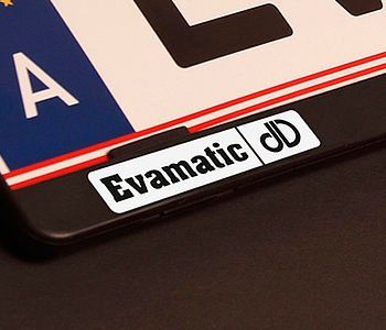 Eine Nahaufnahme eines Nummernschilds mit der Aufschrift „evamatic“