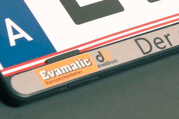 Eine Nahaufnahme eines Nummernschilds mit der Aufschrift „evamatic“.