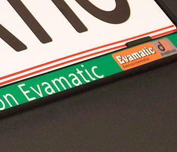 Eine Nahaufnahme eines Nummernschilds mit der Aufschrift „evamatic“.
