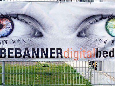 Ein Banner mit einem Bild der Augen einer Frau und den Worten bebanner digitalbed