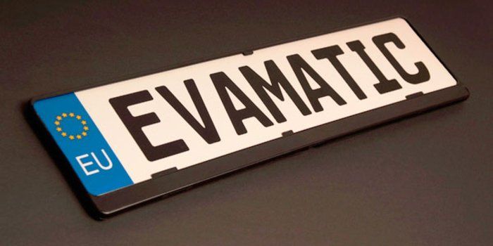 Ein Nummernschild mit der Aufschrift „evamatic“.