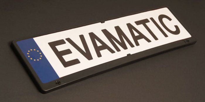 Ein Nummernschild mit der Aufschrift „evamatic“