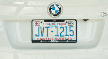 Ein weißer BMW mit einem Nummernschild aus North Carolina