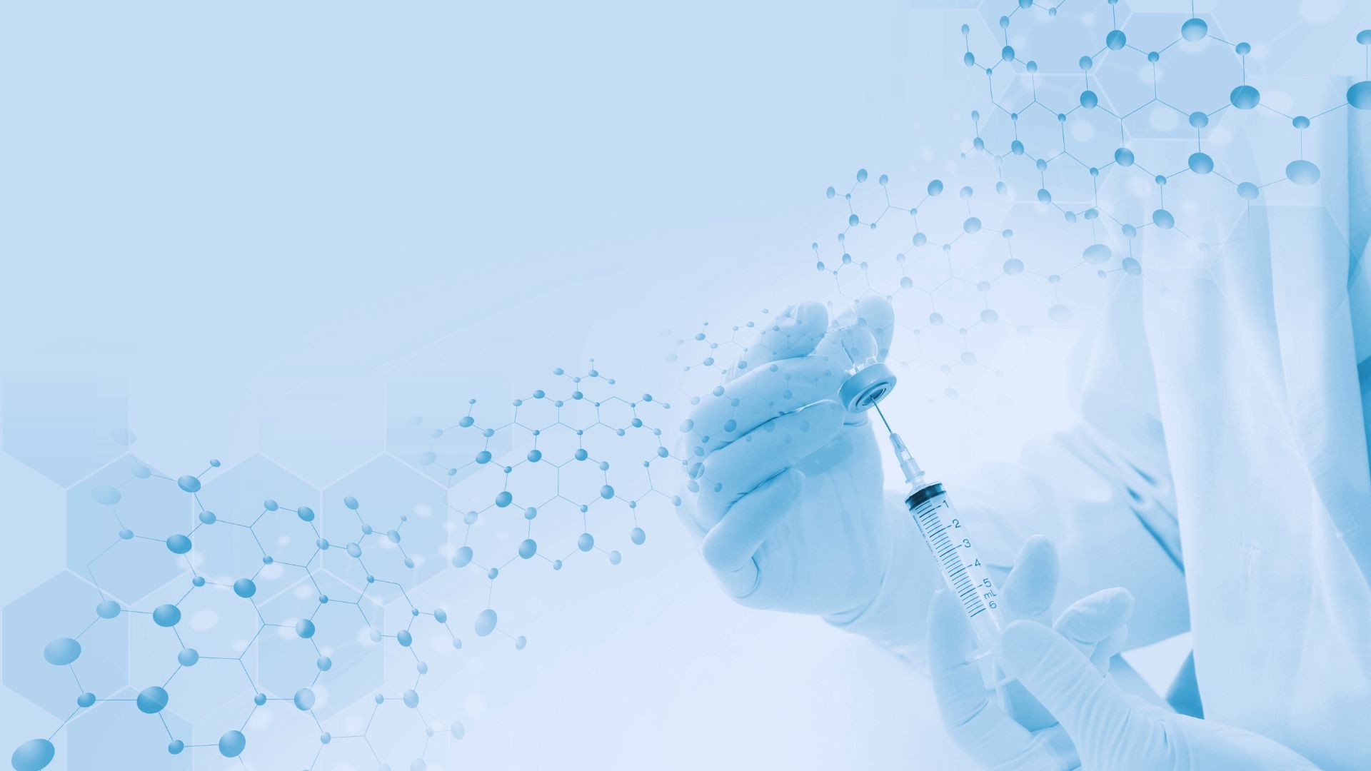 Un medico sta preparando un'iniezione con una siringa.