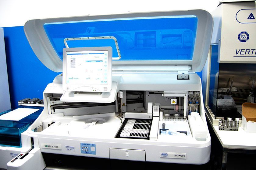 Una macchina su cui c'è la parola verte