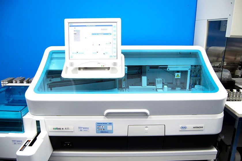 Una macchina bianca e blu con sopra un computer