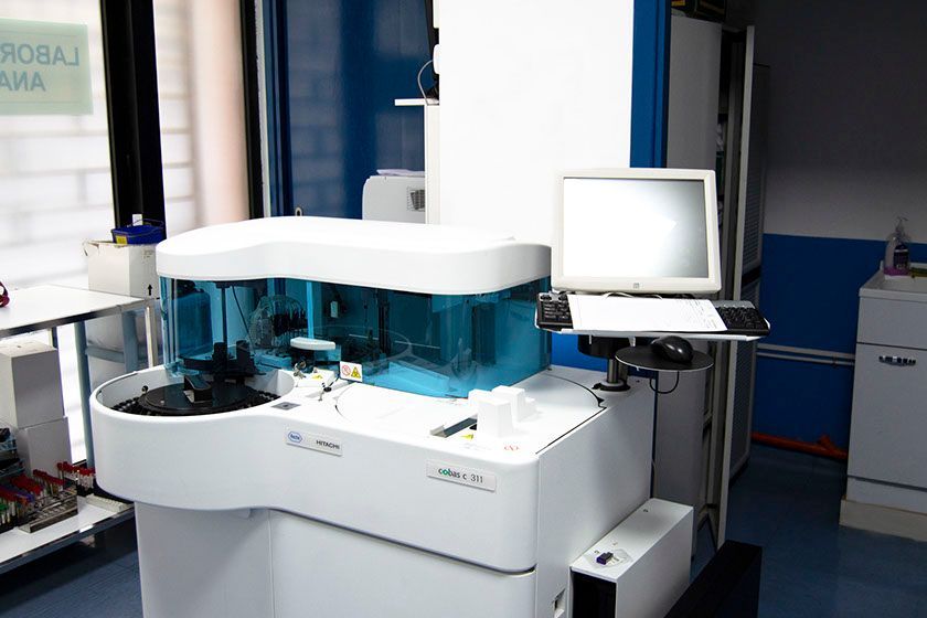 Un computer è seduto su una scrivania in una stanza con un cartello che dice robaj pharma