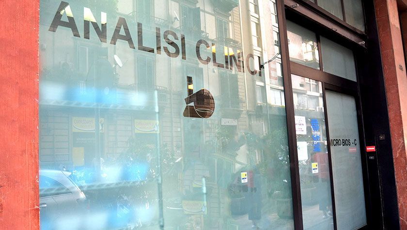 Un edificio con un cartello sulla finestra che dice clinica analisi