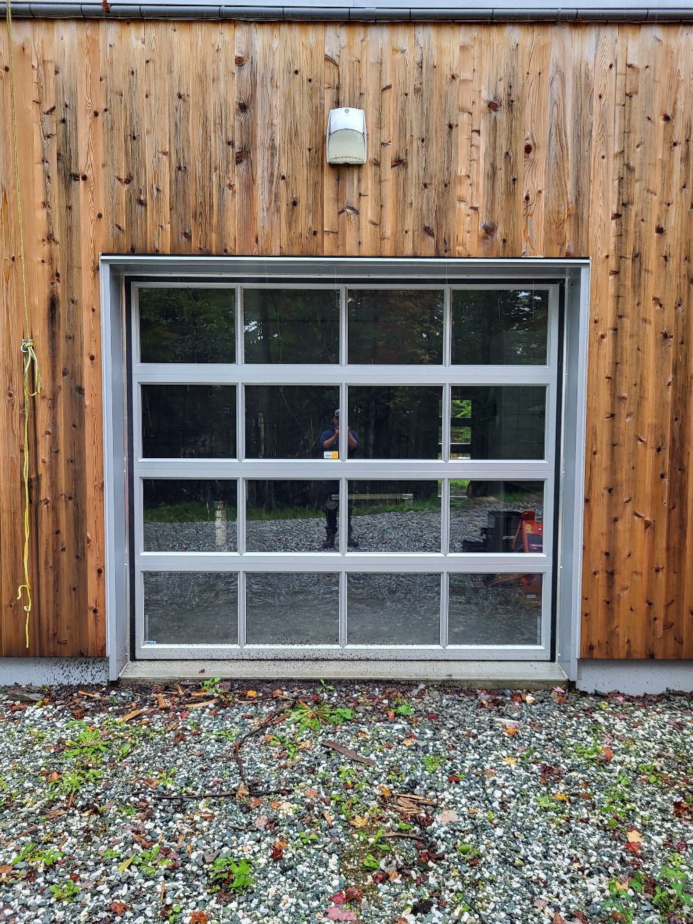 Une porte de garage avec un mur en bois derrière