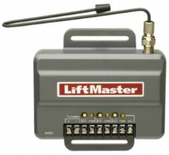 Une télécommande Liftmaster avec une antenne attachée