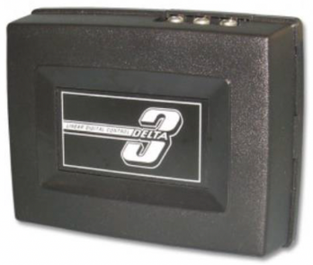 Une boîte delta noire est posée sur une surface blanche