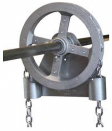 Une roue en métal avec des chaînes attachées