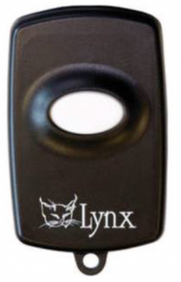 Une télécommande de lynx noire avec un trou au milieu