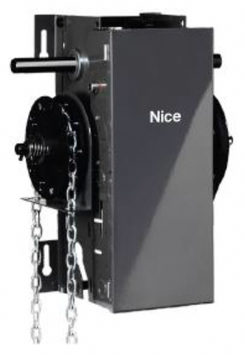 Un bel ouvre-porte de garage avec une chaîne attachée.