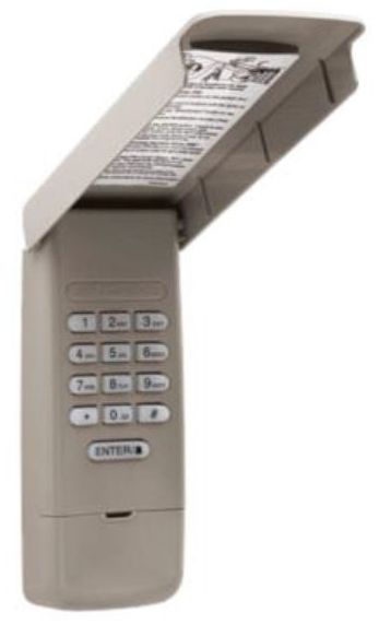 Une télécommande avec un autocollant dessus qui dit entrer