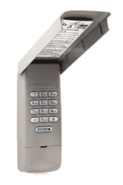 Un gros plan d'une télécommande avec un fond blanc