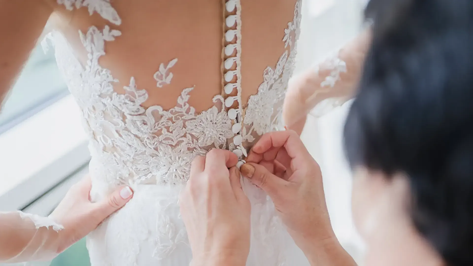 How Many Fitting Do You Really Need for a Wedding Dress? post bg image