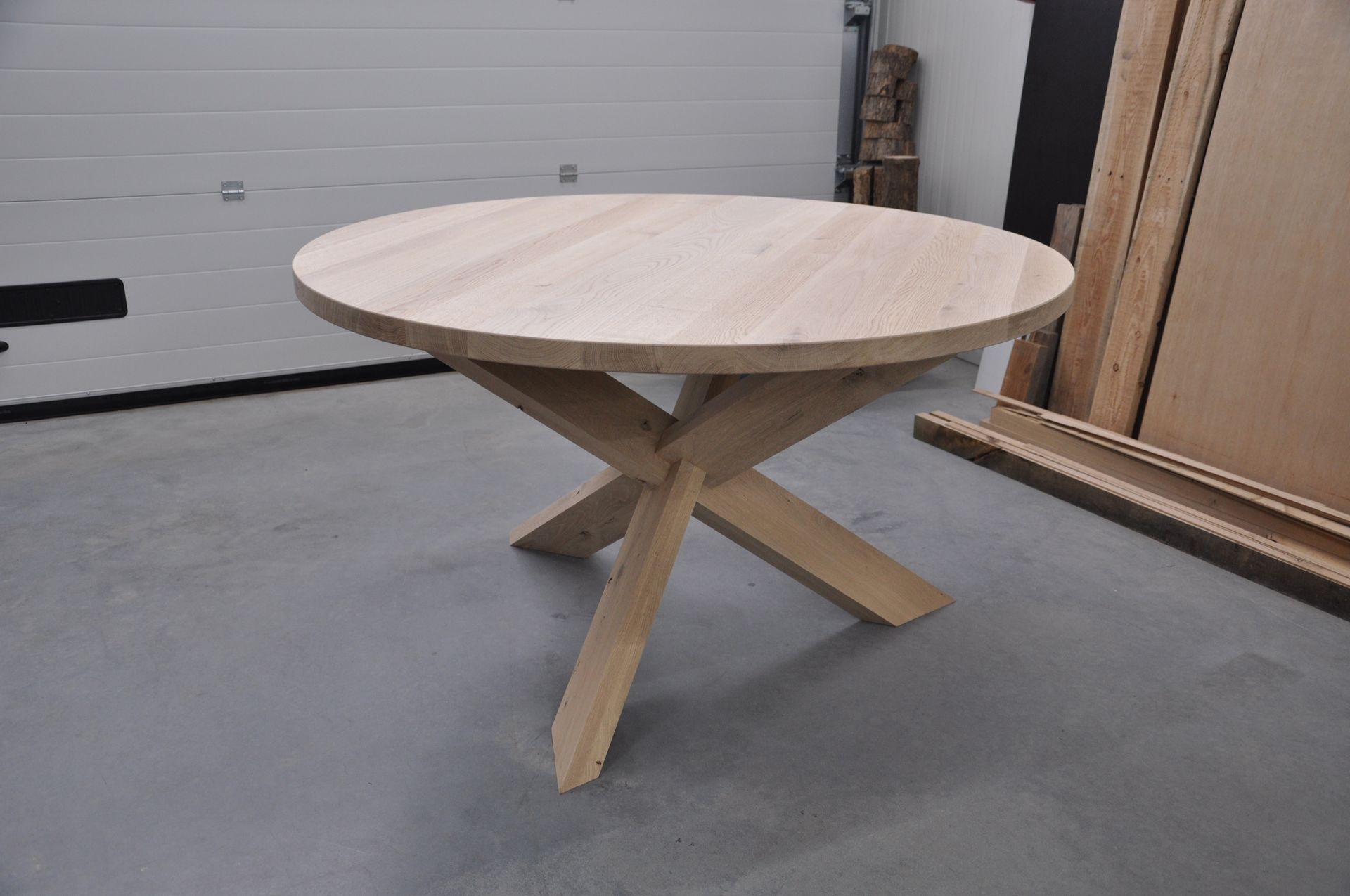 Massief eiken ronde eettafel. Diameter: 140 cm.