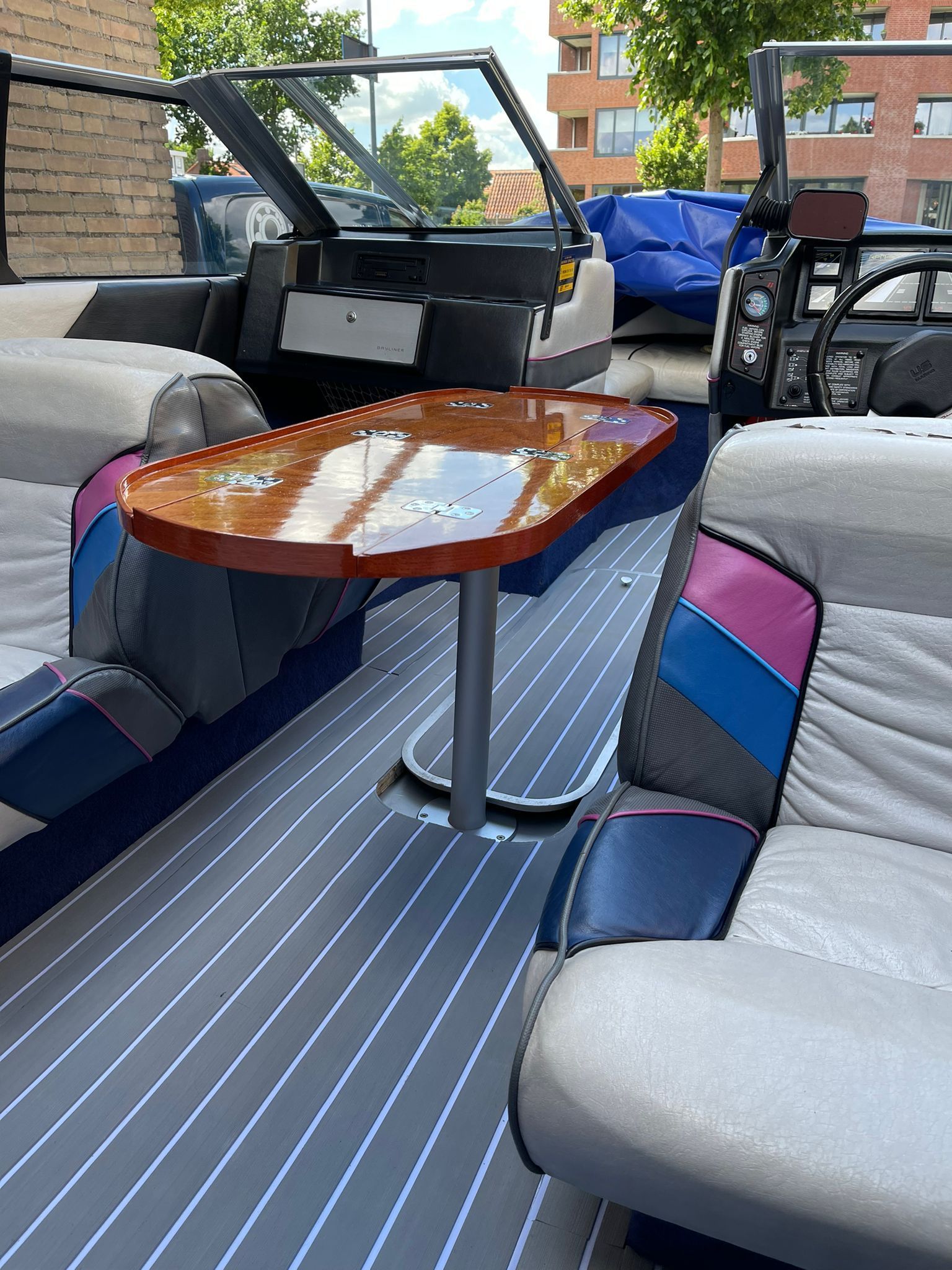 Op klantwens gemaakte houten boottafel met opstaande rand.