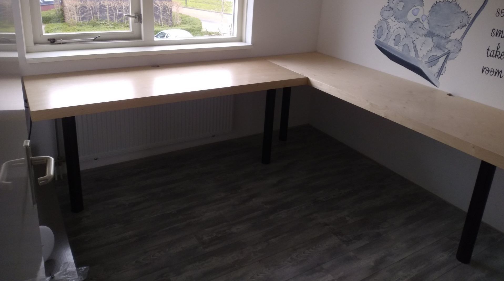 Twee royale thuiswerkplekken met geïntegreerde stroomvoorziening.