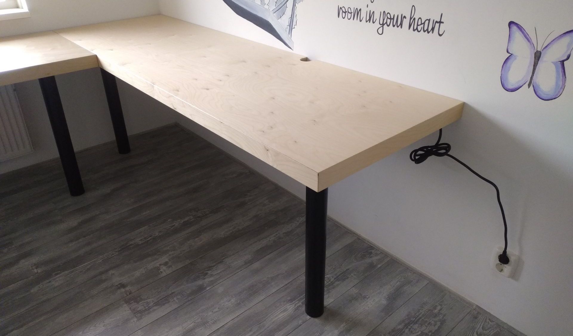 Twee royale thuiswerkplekken met geïntegreerde stroomvoorziening.