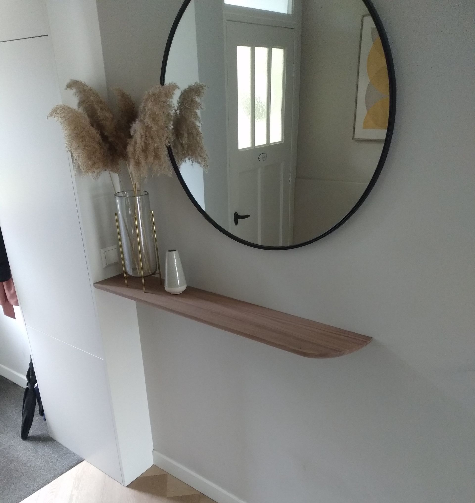 Interieuraanpassing: nieuwe meterkastombouw en notenhouten wandplank. Notenhouten plank in nis.