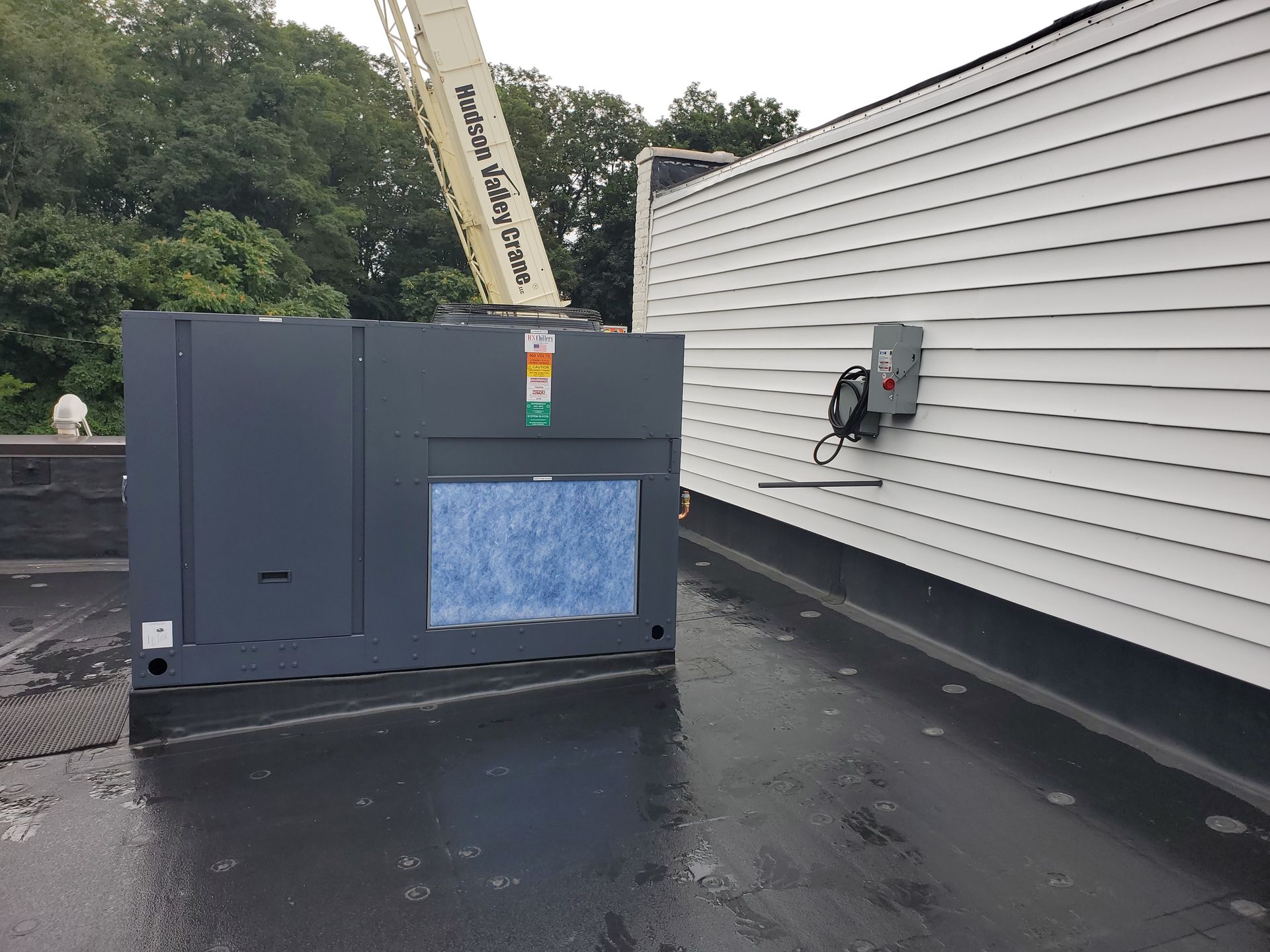 A jlg crane is sitting on the side of a building