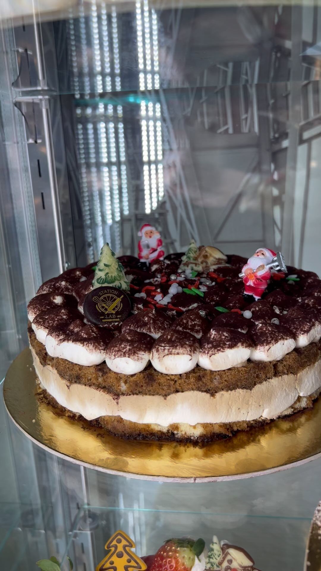 una torta tiramisù con decorazioni natalizie.