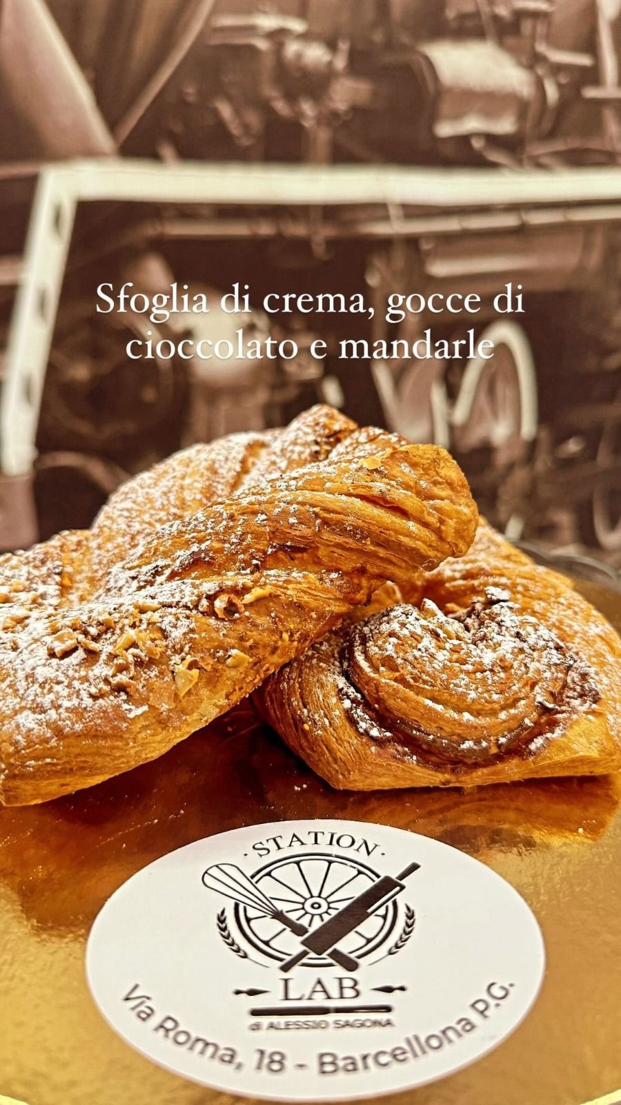 una sfoglia di crema , gocce di cioccolato e mandorle è su un piatto .