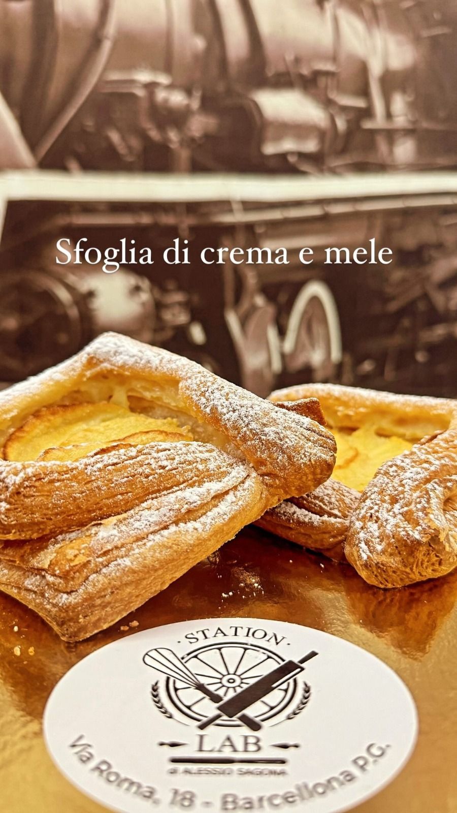 una sfoglia di crema e mele è seduta su un tavolo .