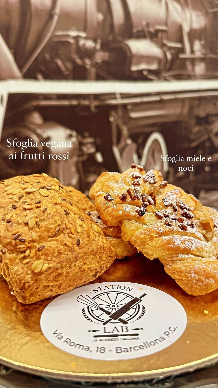 un primo piano di due dolci su un piatto d' oro .