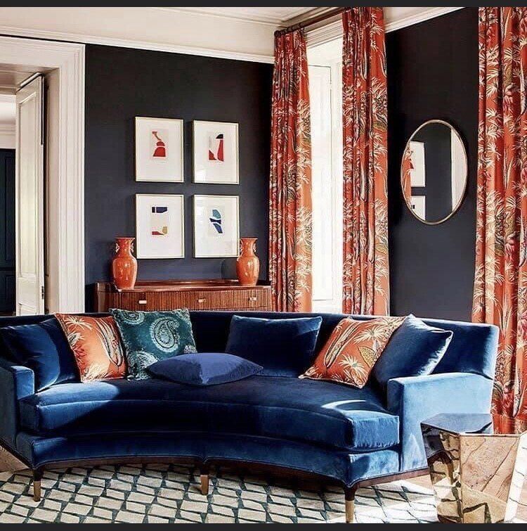 divani in velluto e poltrone a righe