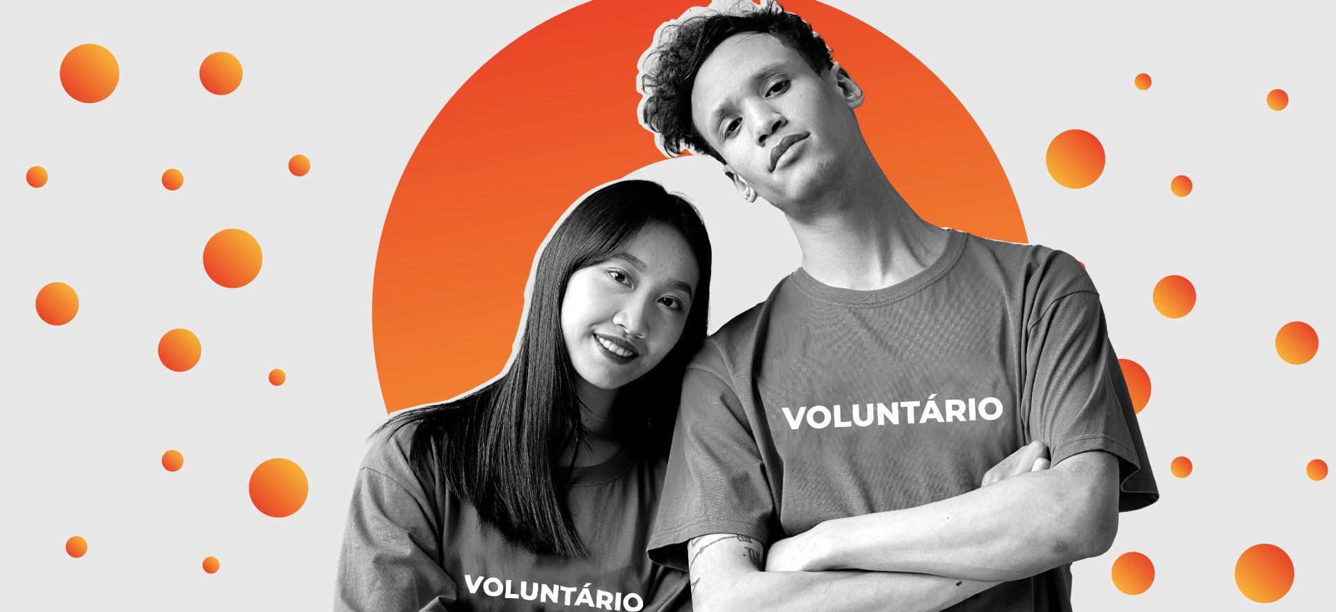 Uma mulher e um homem com camisetas escritas voluntariado