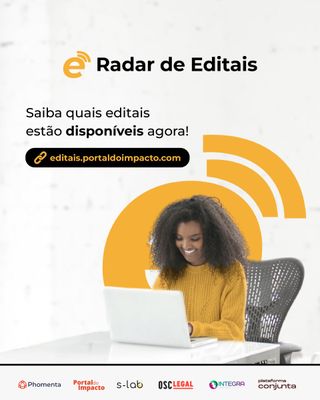 mulher negra sentada mexendo no computador