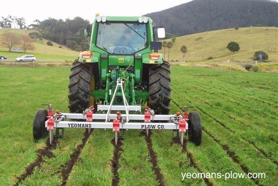 Tractor met een Yeomans ploeg
