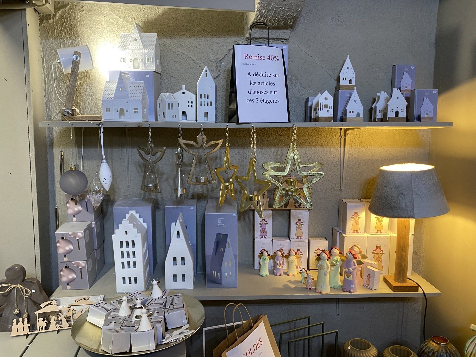 Une étagère avec beaucoup de décorations de Noël dessus