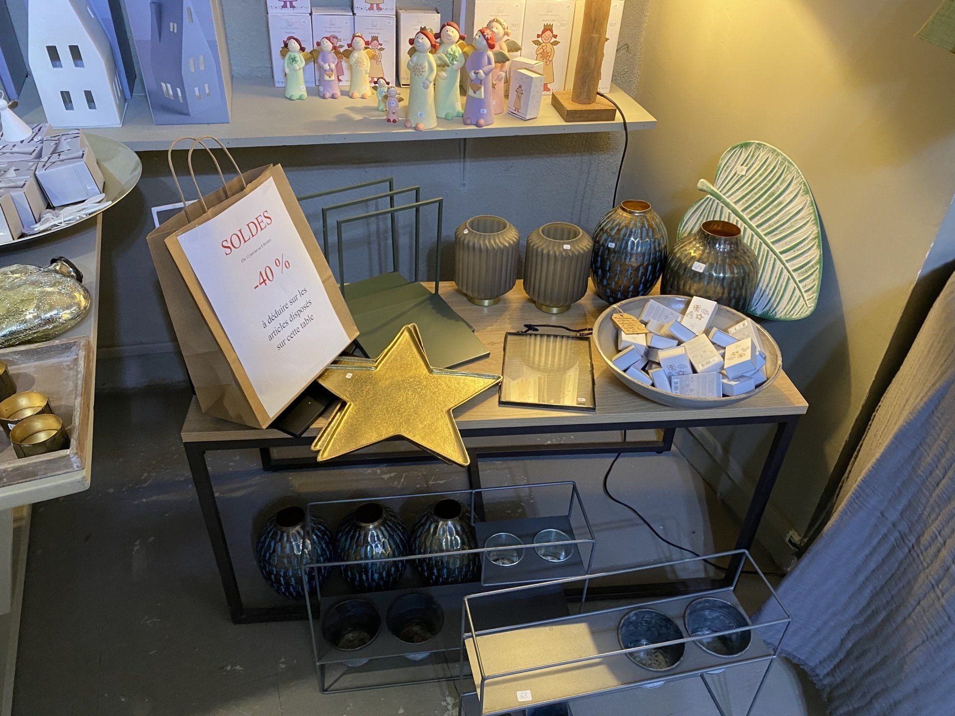 Une table avec une étoile et un panneau dessus