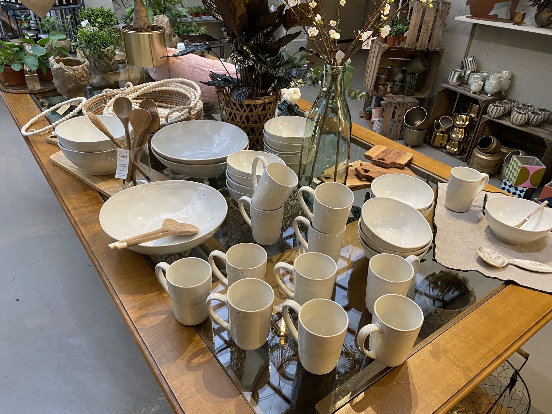 Une table surmontée de bols, de tasses et de cuillères.