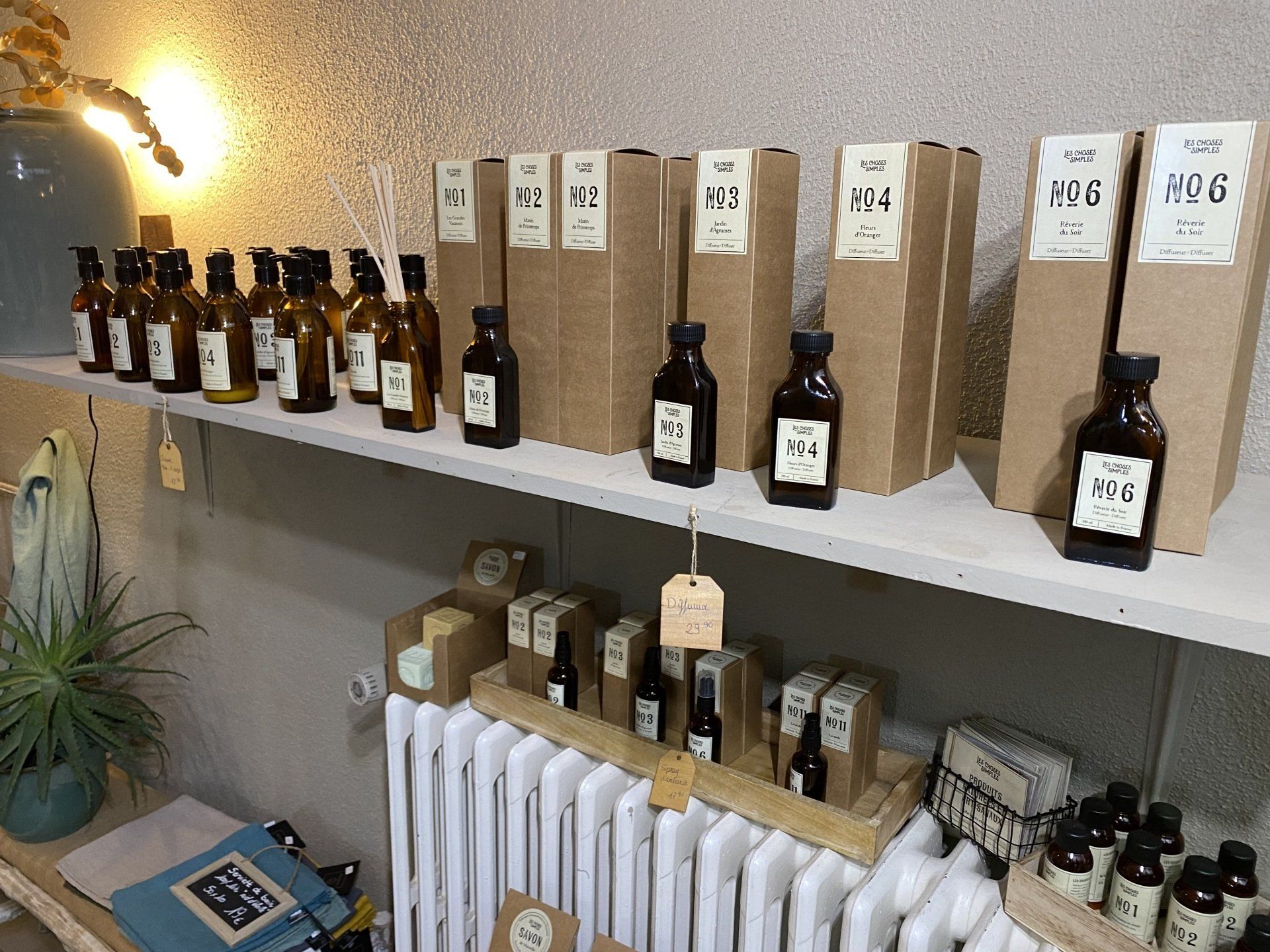 Une étagère remplie de beaucoup de bouteilles et de boîtes