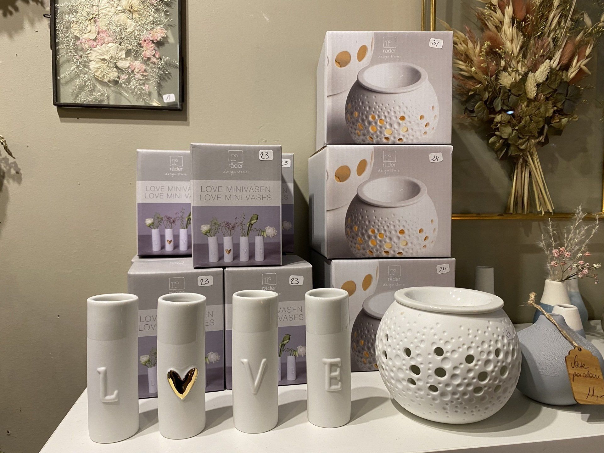 Une table avec un tas de vases et de boîtes dessus.