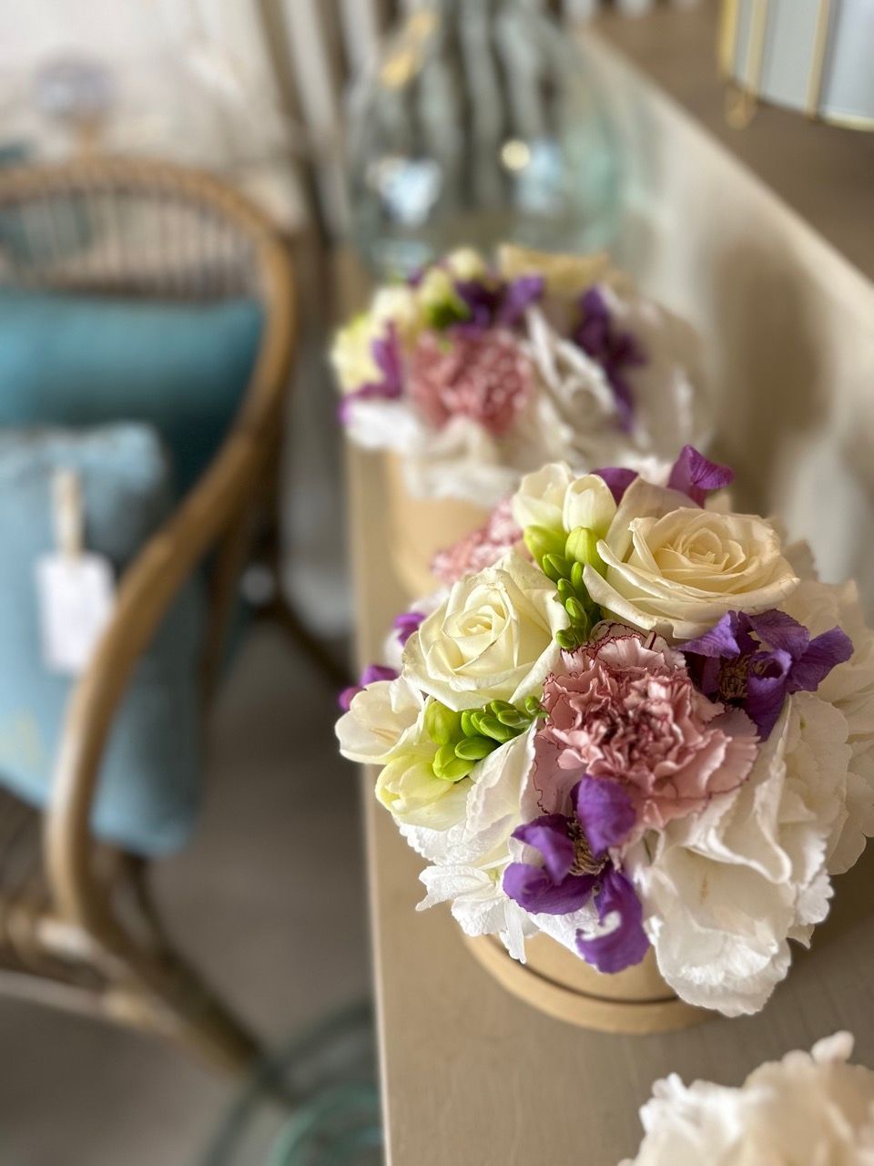 Un bouquet de fleurs dans une boîte sur une table.