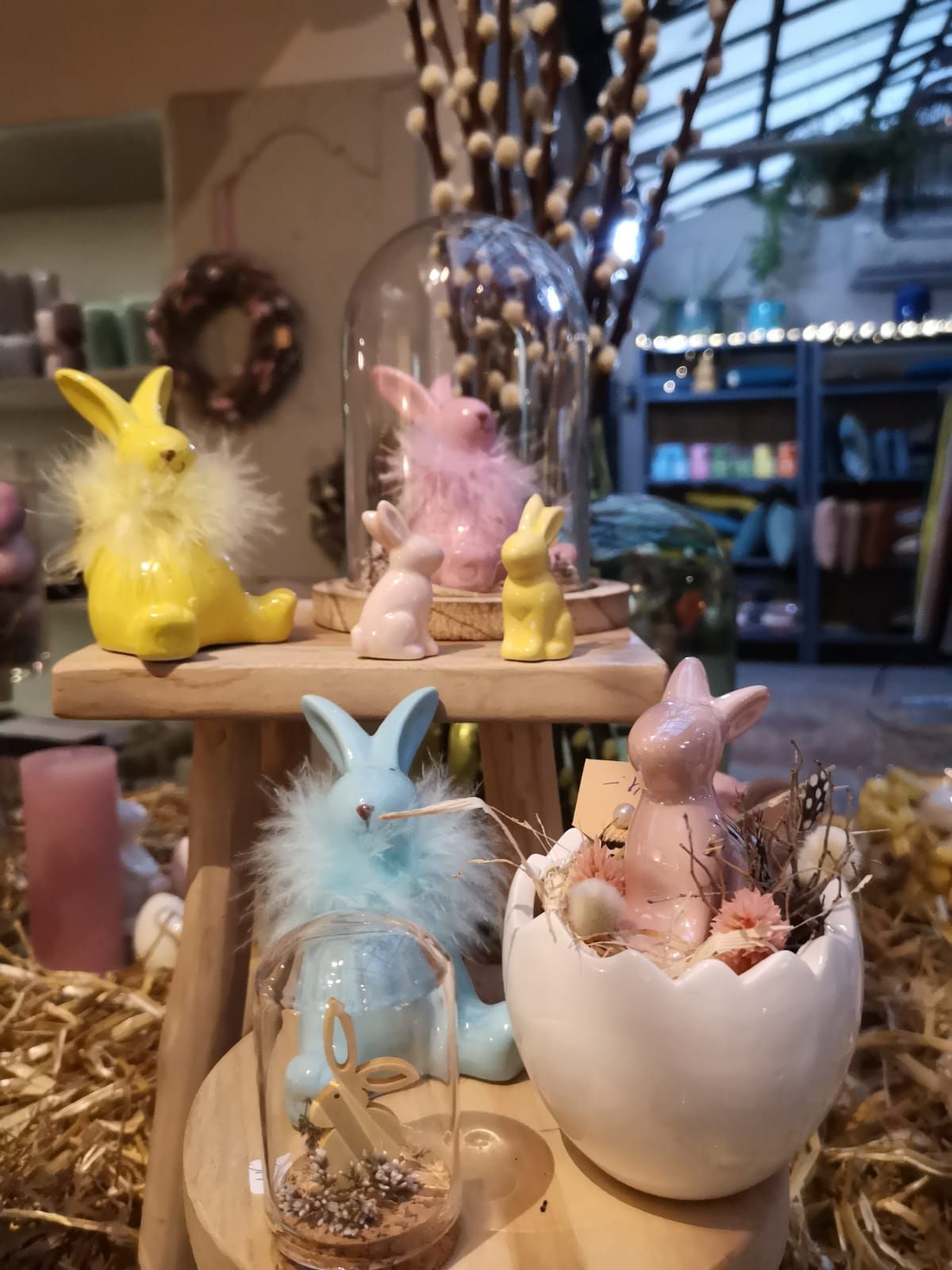 Un tas de figurines de lapin de Pâques sont posées sur une table