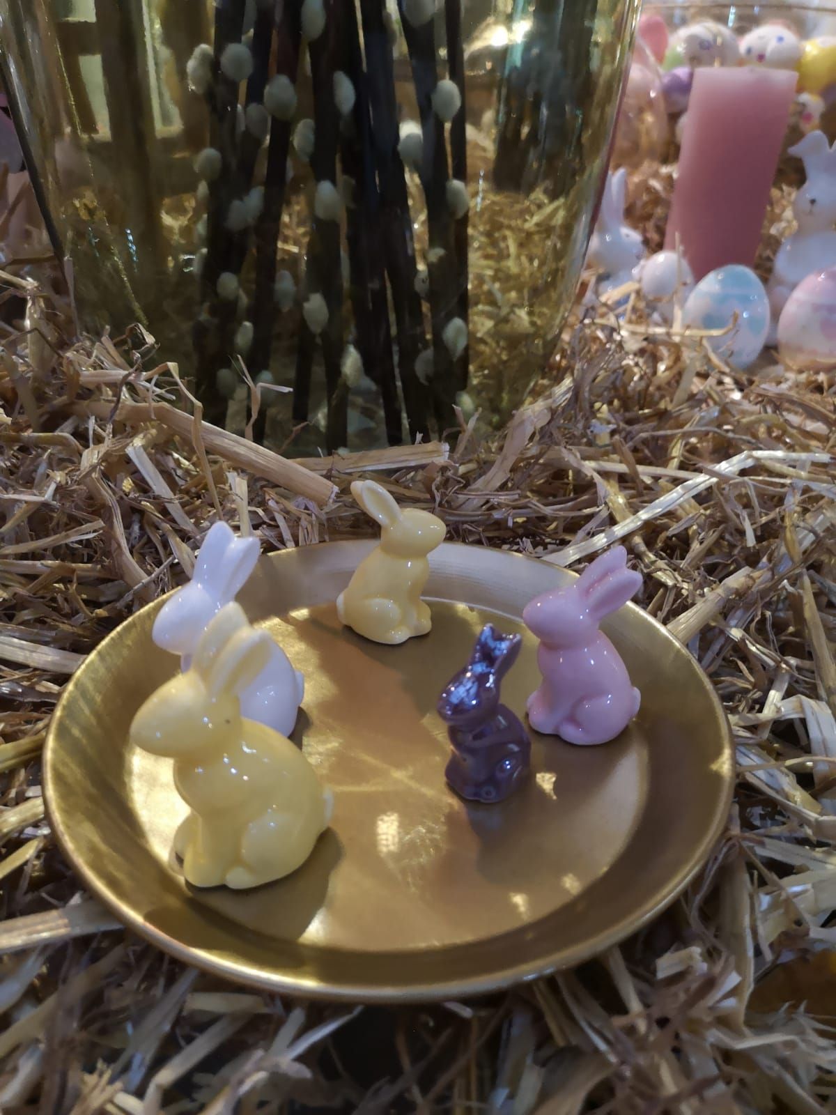 Une plaque en or avec trois figurines de lapin dessus